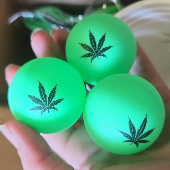 Pot leaf inflatable beer pong set - Picture 7 of 9